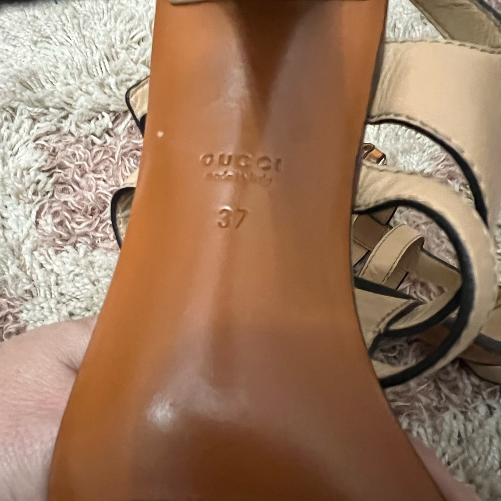 Gucci
Bamboo Accent Leather T-Strap Sandals size 7 - Picture 4 of 12